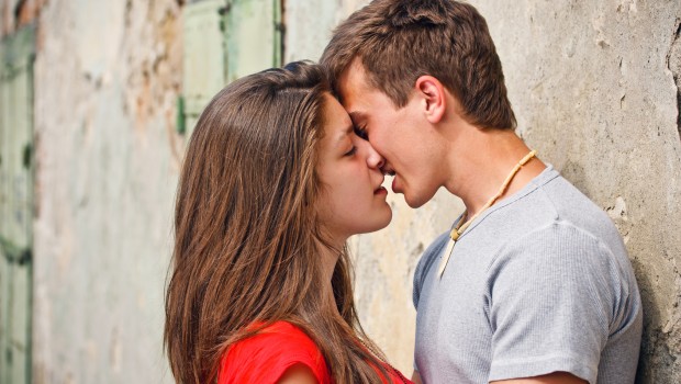 How To Kiss